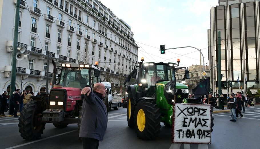 Οι αγρότες κατέβασαν τα τρακτέρ στο Σύνταγμα, ζητώντας περισσότερα μέτρα στήριξης © EUROKINISSI/ΤΑΤΙΑΝΑ ΜΠΟΛΑΡΗ