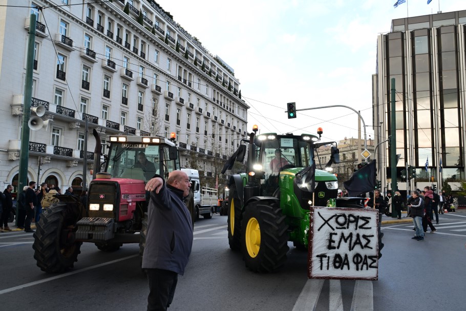 Οι αγρότες κατέβασαν τα τρακτέρ στο Σύνταγμα, ζητώντας περισσότερα μέτρα στήριξης © EUROKINISSI/ΤΑΤΙΑΝΑ ΜΠΟΛΑΡΗ