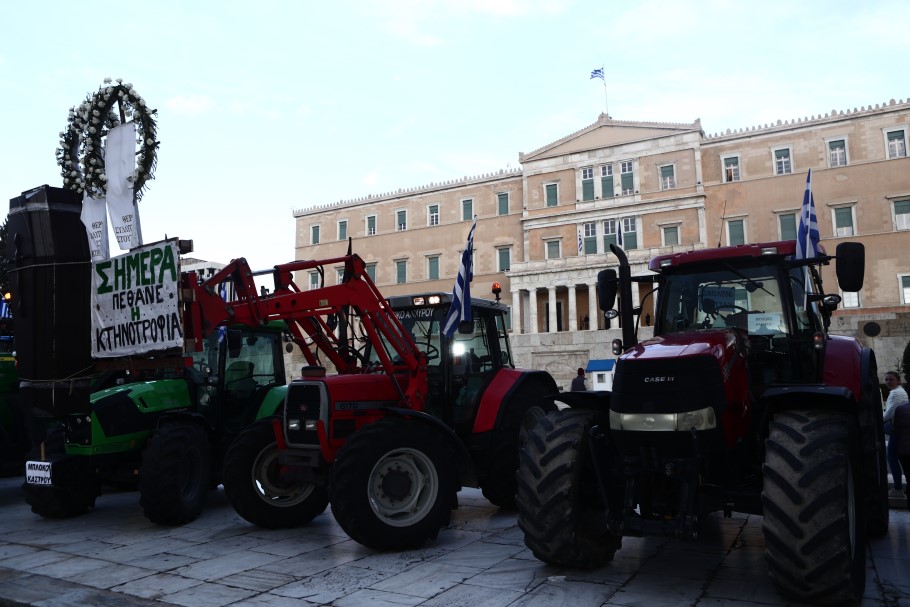 Αγρότες και τρακτέρ στην πλατεία Συντάγματος © EUROKINISSI/ΣΩΤΗΡΗΣ ΔΗΜΗΤΡΟΠΟΥΛΟΣ