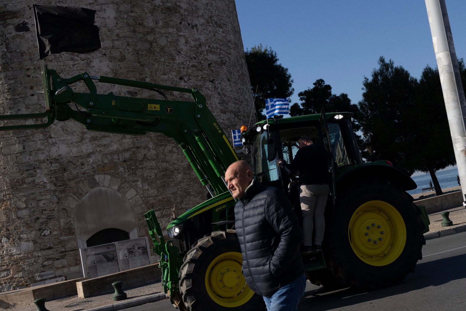 Αγρότες με τα τρακτέρ τους στην πόλη της Θεσσαλονίκης © ΑΠΕ-ΜΠΕ/ΑΧΙΛΛΕΑΣ ΧΗΡΑΣ