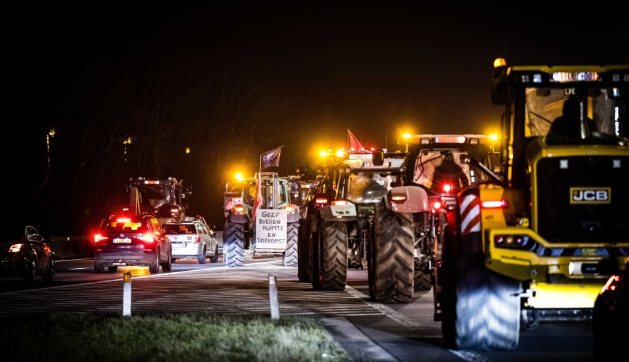 Κινητοποιήσεις αγροτών στα σύνορα Βελγίου και Ολλανδίας © EPA/ROB ENGELAAR