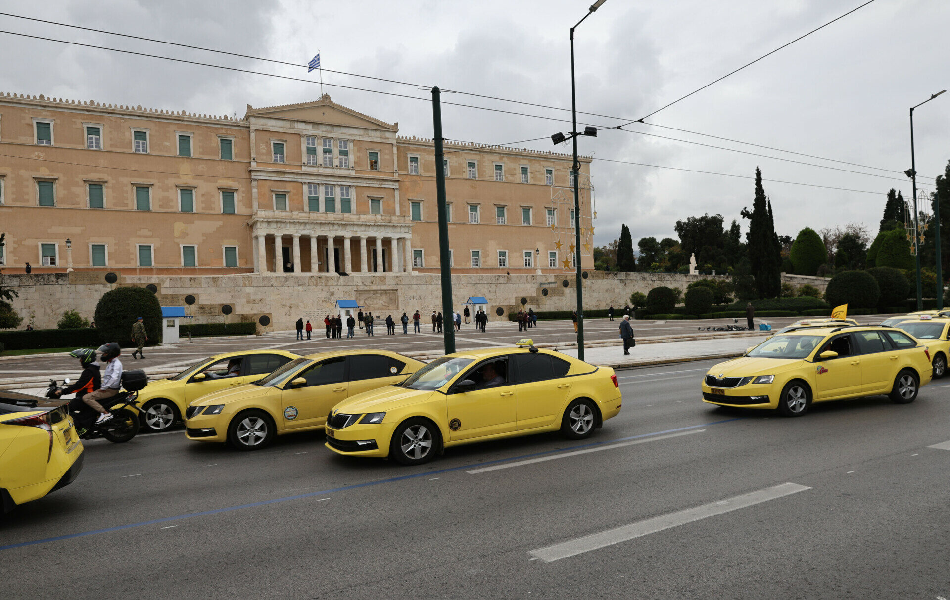 Απεργία των ταξί έξω από τη Βουλή © InTime