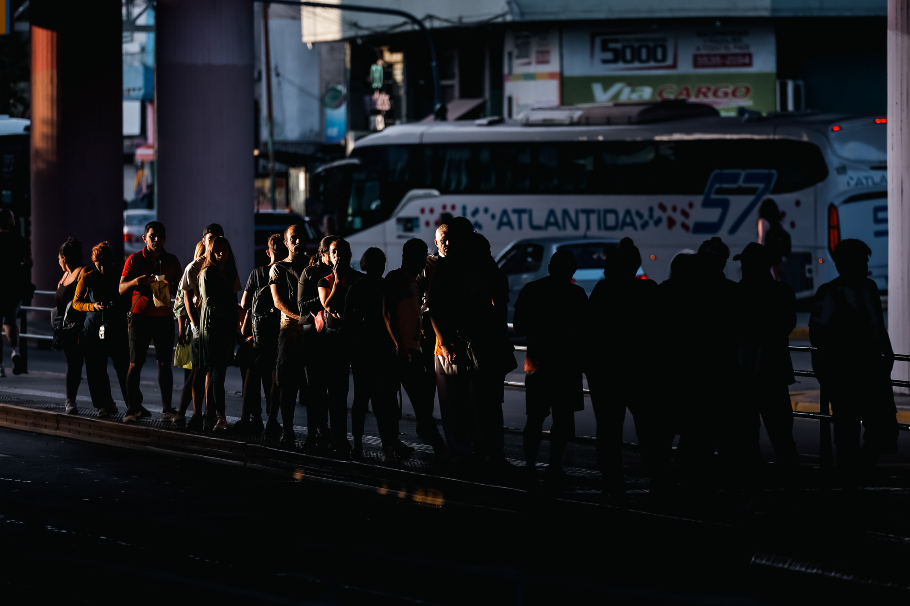 Άνθρωποι περιμένουν τα λεωφορεία κατά τη διάρκεια της απεργίας των σιδηροδρομικών, στο Μπουένος Άιρες της Αργεντινής© EPA/JUAN IGNACIO RONCORONI