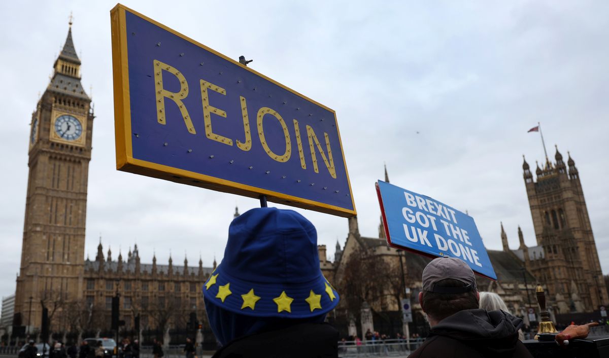Διαδηλωτές υπέρ της ΕΕ έξω από το κοινοβούλιο με αφορμή την 4η επέτειο του Brexit, Λονδίνο © EPA/ANDY RAIN