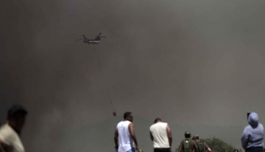 Προσπάθειες κατάσβεσης της πυρκαγιάς στη Χιλή © EPA/AILEN DIAZ