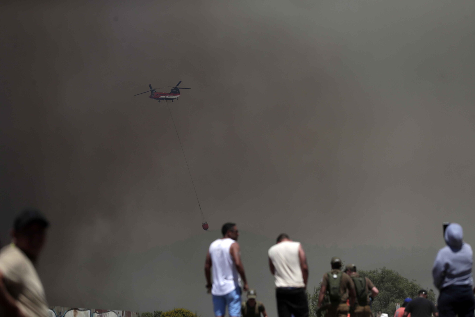 Προσπάθειες κατάσβεσης της πυρκαγιάς στη Χιλή © EPA/AILEN DIAZ