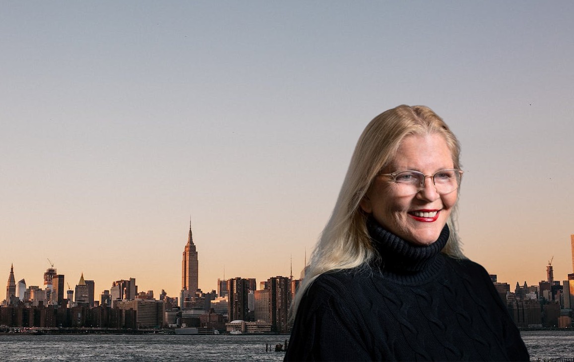 Η Ντάρσι Στάκομ με φόντο τους ουρανοξύστες της Νέας Υόρκης © CBRE / Pixabay / PowerGame