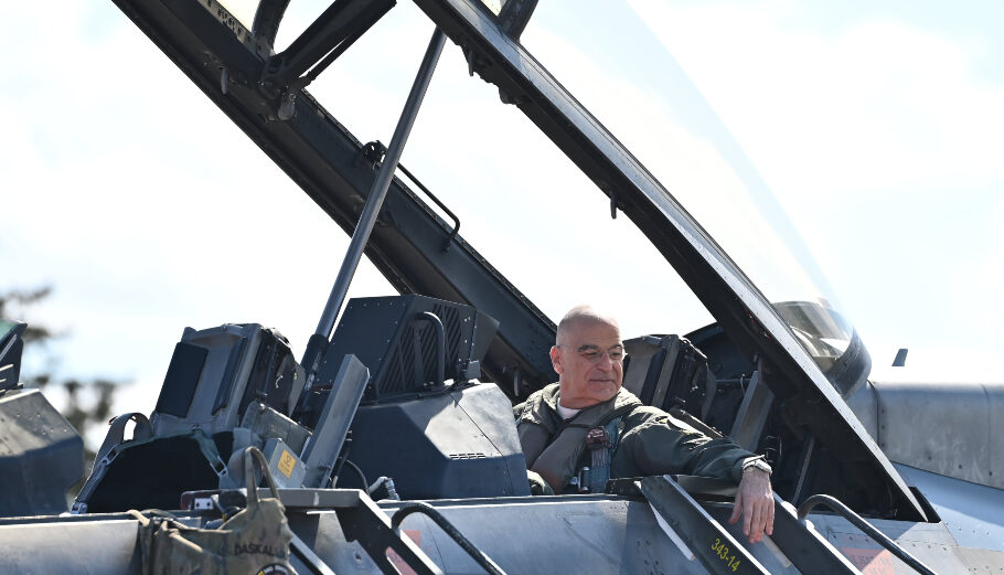 Ο Νίκος Δένδιας πέταξε με F-16 Viper πάνω από το Αιγαίο©ΥΠΕΘΑ