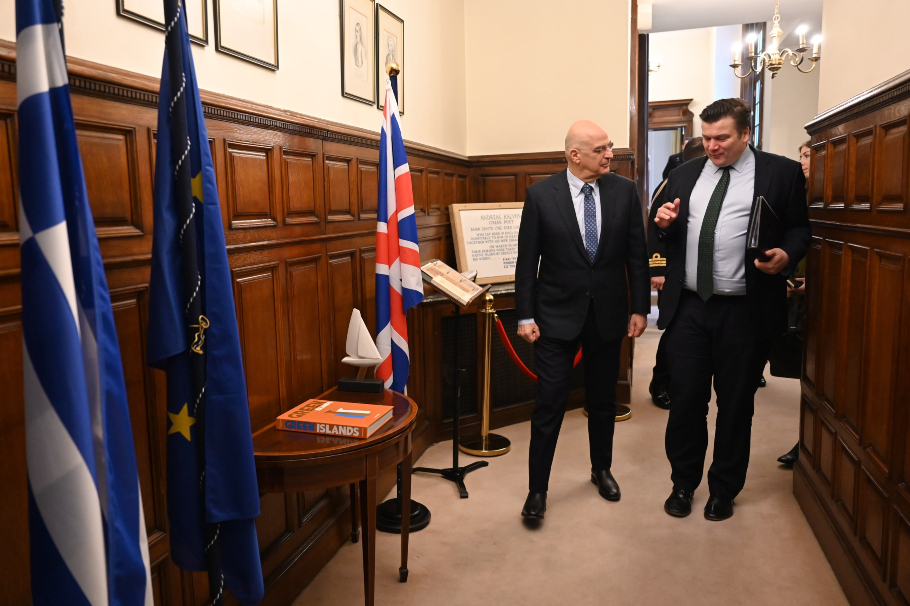 Ο ΥΘΕΑ Νίκος Δένδιας με τον Βρετανό υφυπουργό Άμυνας, Τζέιμς Χίπι©ΔΤ