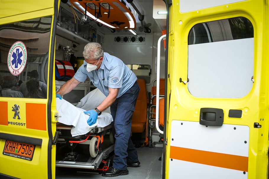 Έρχονται 243 μόνιμες προσλήψεις στα ασθενοφόρα του ΕΚΑΒ