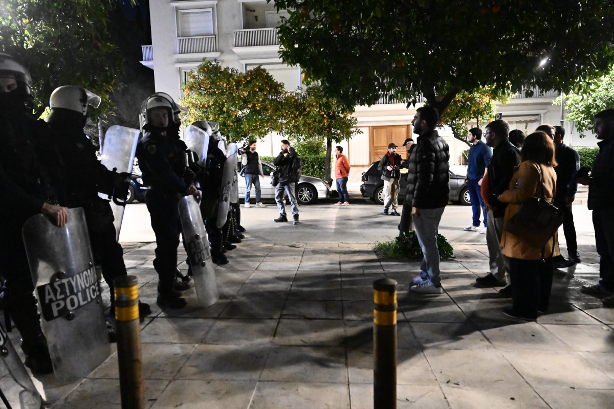 Επεισόδια έξω από το Μέγαρο Μαξίμου © Eurokinissi