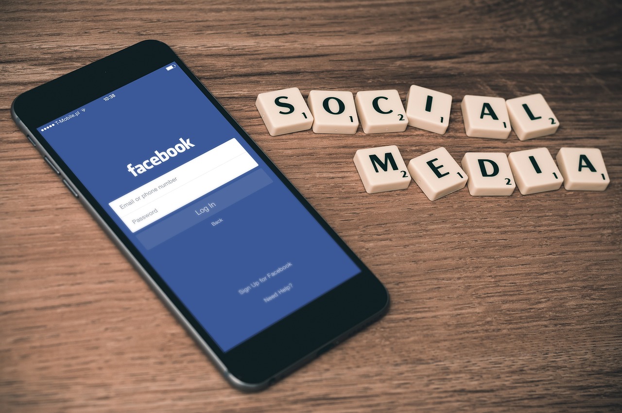 Facebook: Το είδωλο των νέων που έγινε καταφύγιο γονέων