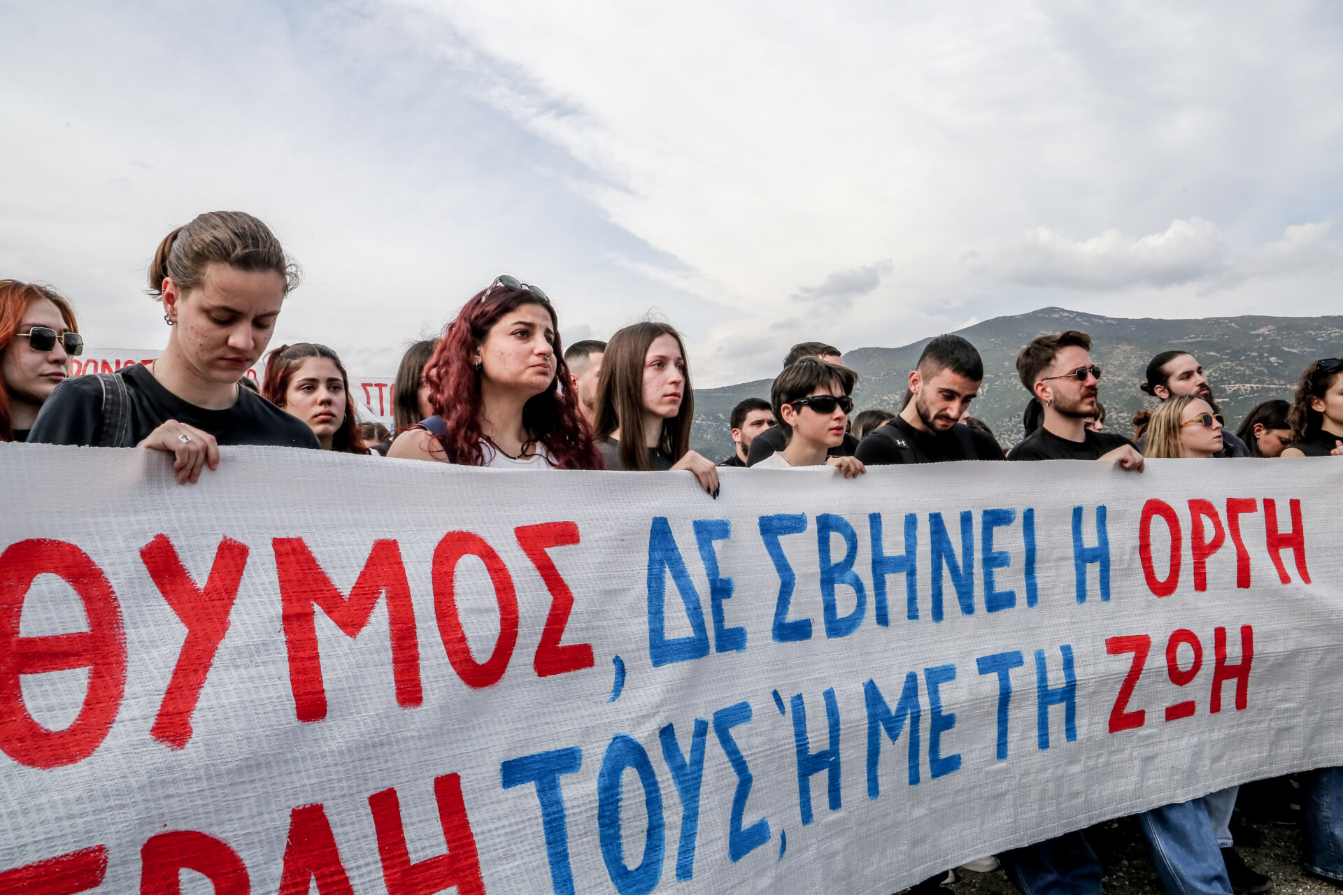 Φοιτητές σχολών καλών τεχνών κατέθεσαν λουλούδια και στέφανα στο σημείο του σιδηροδρομικού δυστυ χήματος των Τεμπών © EUROKINISSI