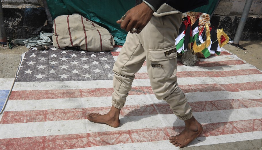 Εξτρεμιστής Χούθι πατάει πάνω σε αμερικανική σημαία στην πρωτεύουσα της Υεμένης, Σαναά © EPA/YAHYA ARHAB