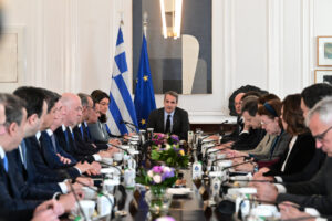 Πώς η ΝΔ από το διπλό άνοιγμα έφτασε στις αμφίπλευρες απώλειες