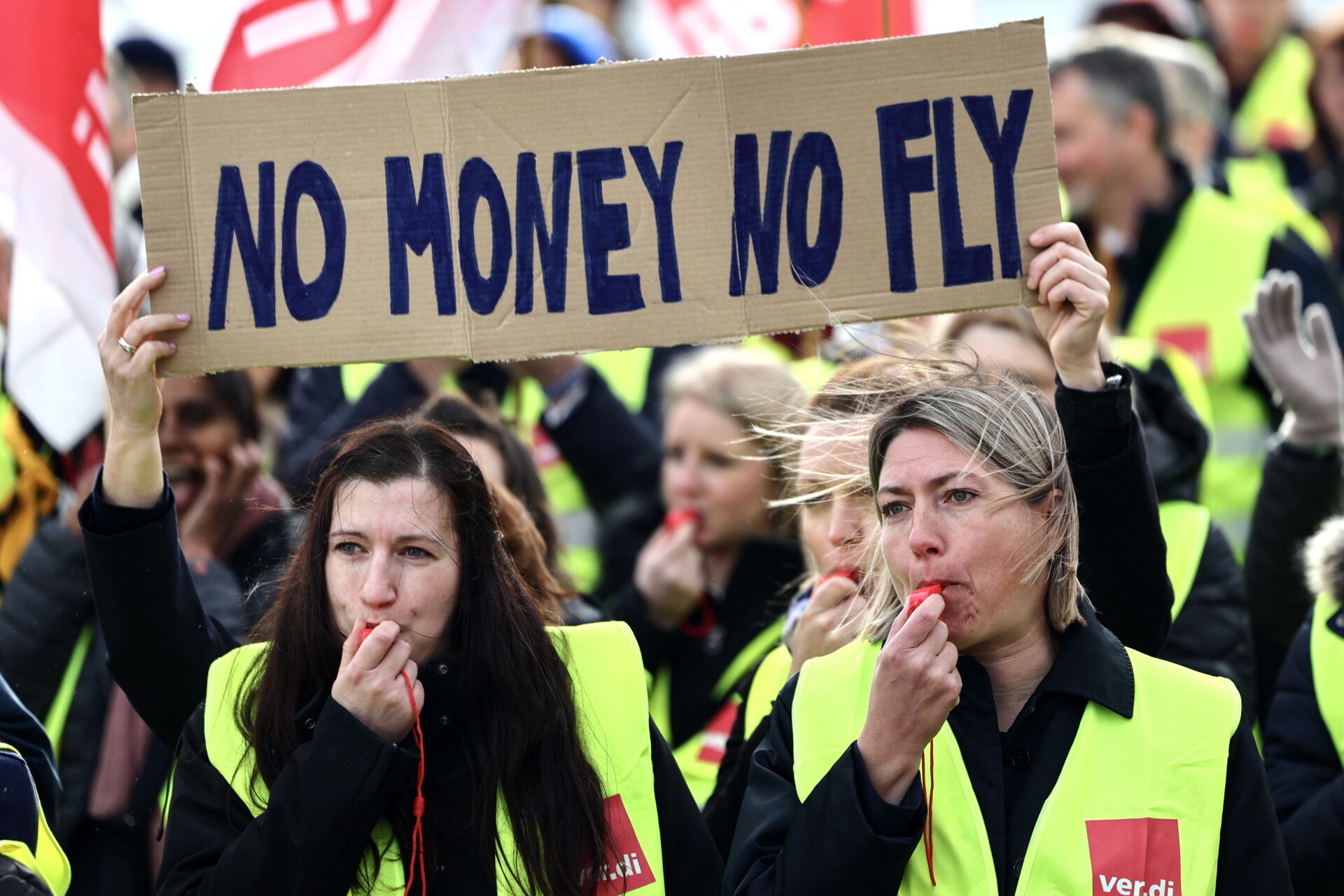 Από την απεργία των εργαζομένων της Lufthansa © EPA/ANNA SZILAGYI