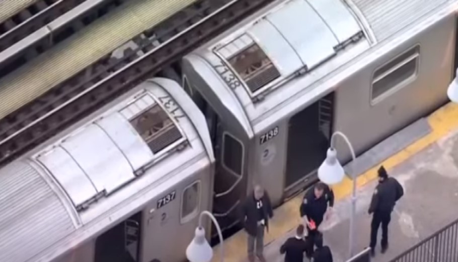 Πυροβολισμοί σε συρμό του μετρό στη Νέα Υόρκη © YouTube/screenshot