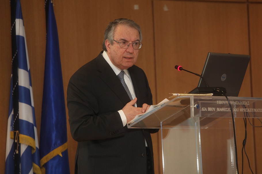 Μπαμπινιώτης: Να καταργηθούν οι απάνθρωπες πανελλαδικές
