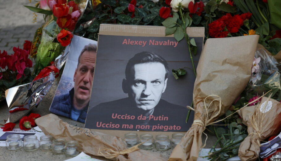 Ρώσοι αποτίουν φόρο τιμής στον Αλεξέι Ναβάλνι © EPA/FABIO FRUSTACI