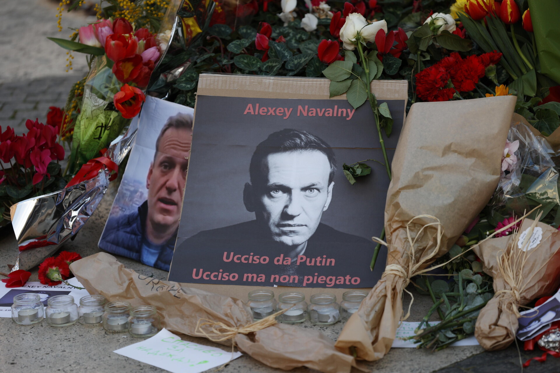 Ρώσοι αποτίουν φόρο τιμής στον Αλεξέι Ναβάλνι © EPA/FABIO FRUSTACI