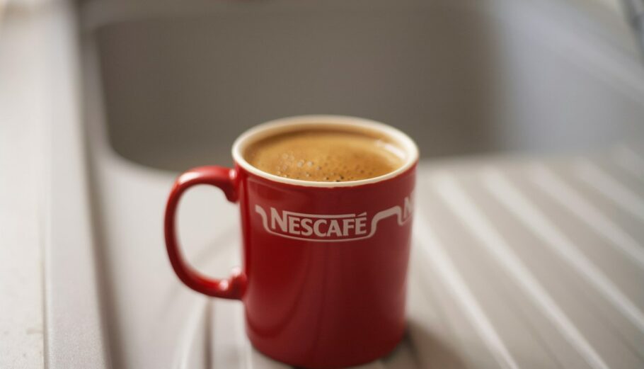 Κούπα στιγμιαίου καφέ Nescafe © Unsplash