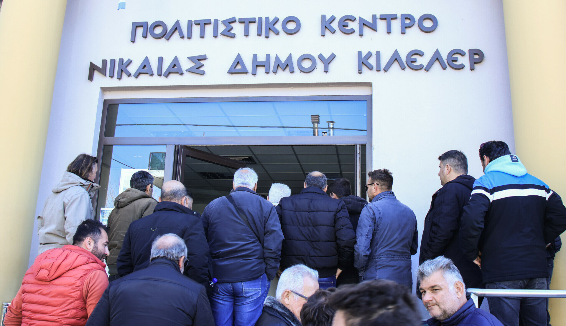 Συνεδρίαση των εκπροσώπων των αγροτικών μπλόκων από όλη την Ελλάδα, προκειμένου να αποφασίσουν τις επόμενες κινήσεις τους, μετά και τα μέτρα στήριξης που ανακοίνωσε ο πρωθυπουργός, στη Νίκαια Λάρισας © EUROKINISSI