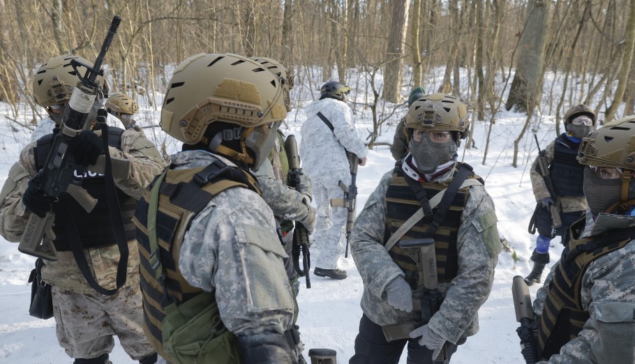 Ουκρανοί στρατιώτες © EPA/SERGEY DOLZHENKO