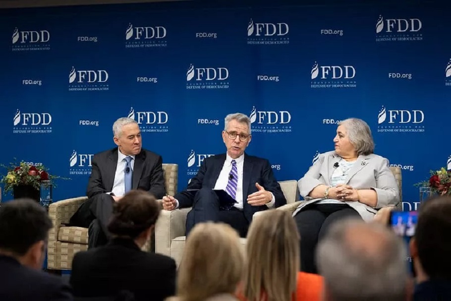 Από αριστερά: Jonathan Schanzer, Senior Vice President του FDD - Geoffrey Pyatt, Assistant Secretary στο Υπουργείο Εξωτερικών των ΗΠΑ - Αλεξάνδρα Παπαδοπούλου, Υφυπουργός Εξωτερικών@ΔΤ