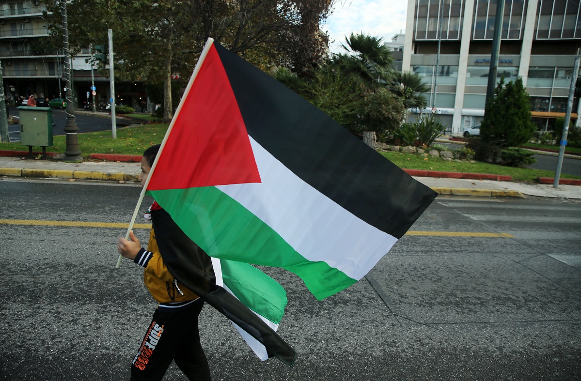 Σημαία της Παλαιστίνης στο κέντρο της Αθήνας © intime