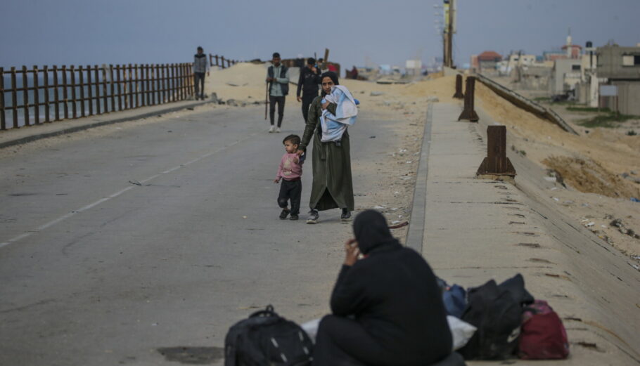 Παλαιστίνιοι στη Λωρίδα της Γάζας © EPA/MOHAMMED SABER