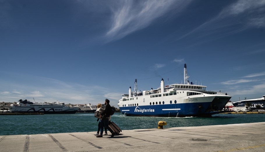 Επιβάτες στο λιμάνι του Πειραιά © EUROKINISSI/ΜΙΧΑΛΗΣ ΚΑΡΑΓΙΑΝΝΗΣ