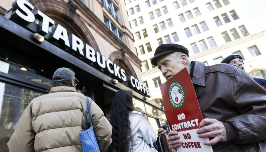 Aπό συγκέντρωση διαμαρτυρίας έξω από τα Starbucks © EPA/JUSTIN LANE
