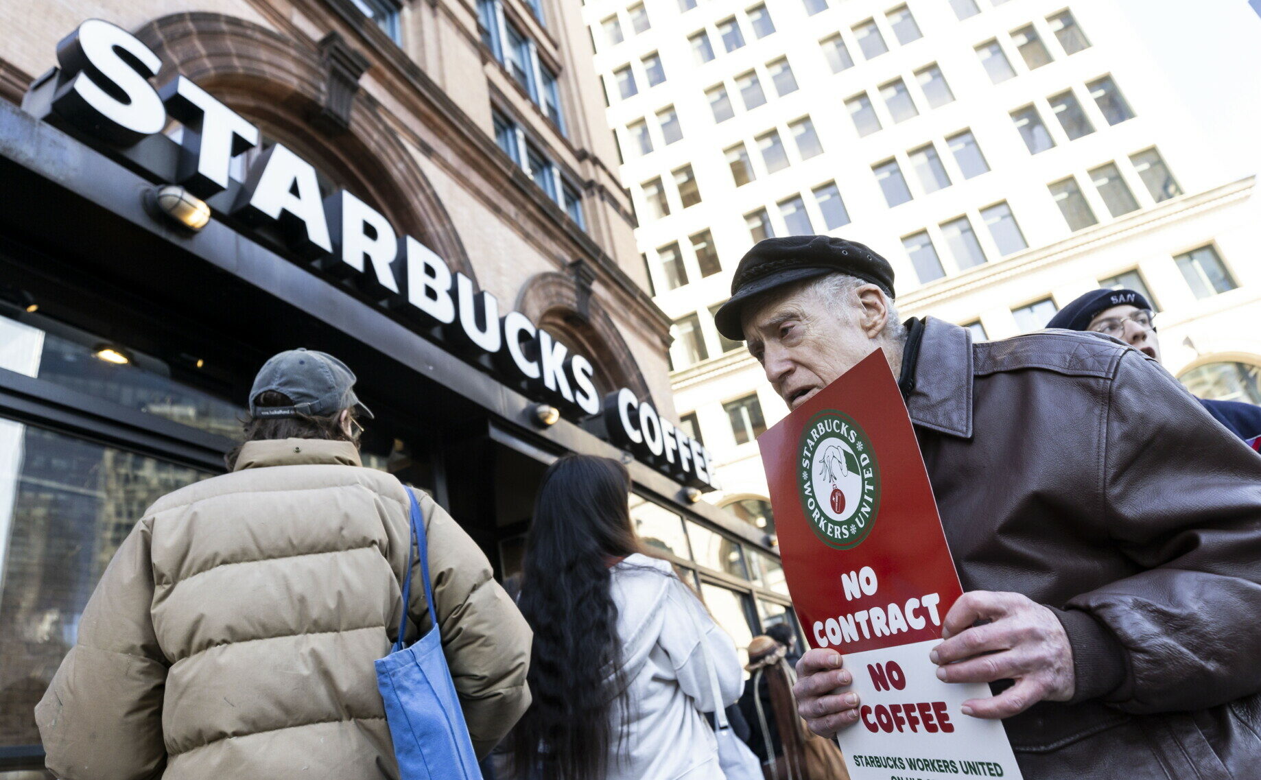 Aπό συγκέντρωση διαμαρτυρίας έξω από τα Starbucks © EPA/JUSTIN LANE