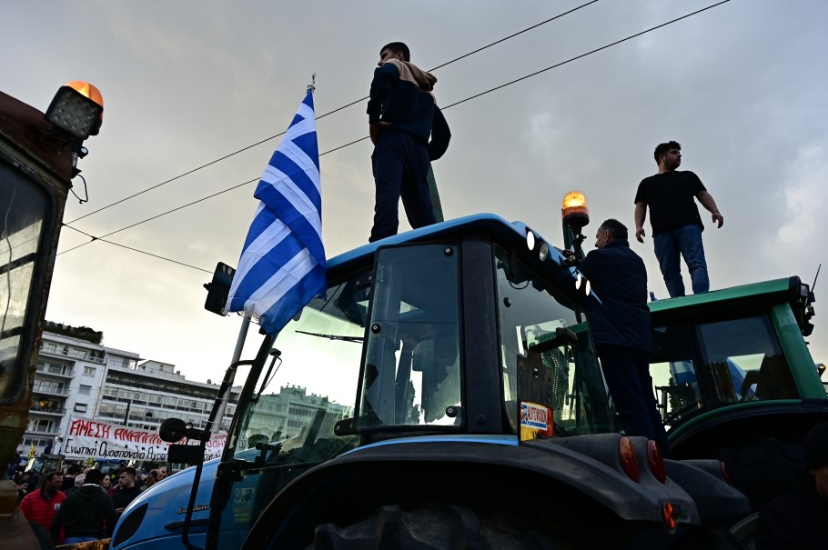 Αγρότες πάνω σε τρακτέρ στο Σύνταγμα © EUROKINISSI/ΜΙΧΑΛΗΣ ΚΑΡΑΓΙΑΝΝΗΣ