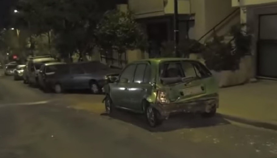 Θεσσαλονίκη: Λεωφορείο έπεσε πάνω σε σταθμευμένα αυτοκίνητα