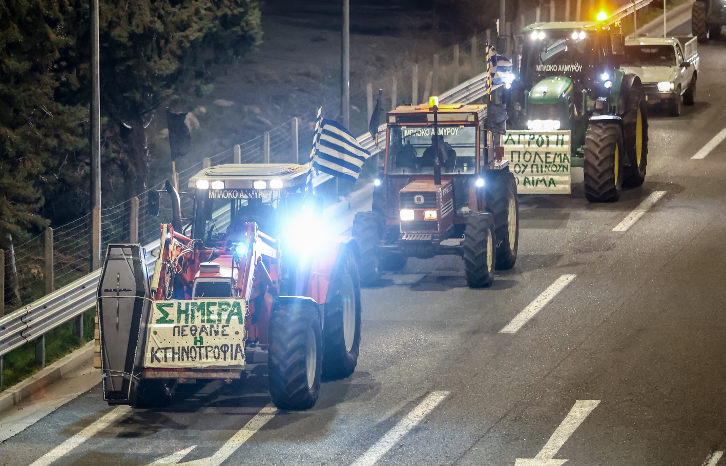 Η άφιξη των τρακτέρ στο Κάστρο της Λιβαδειάς © InTime