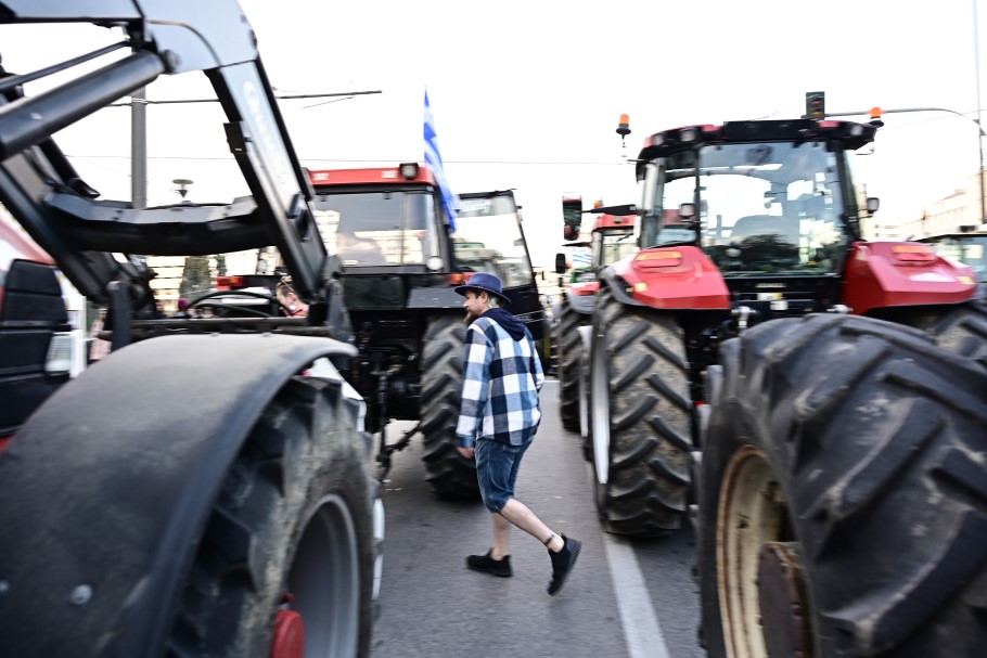 Τρακτέρ στο Σύνταγμα © EUROKINISSI/ΜΙΧΑΛΗΣ ΚΑΡΑΓΙΑΝΝΗΣ