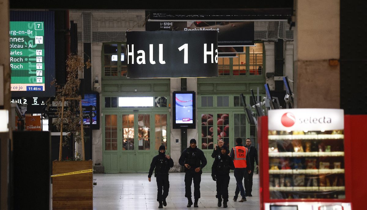 Αστυνομικοί στο σιδηροδρομικό σταθμό Gare de Lyon στο Παρίσι ©. EPA/YOAN VALAT