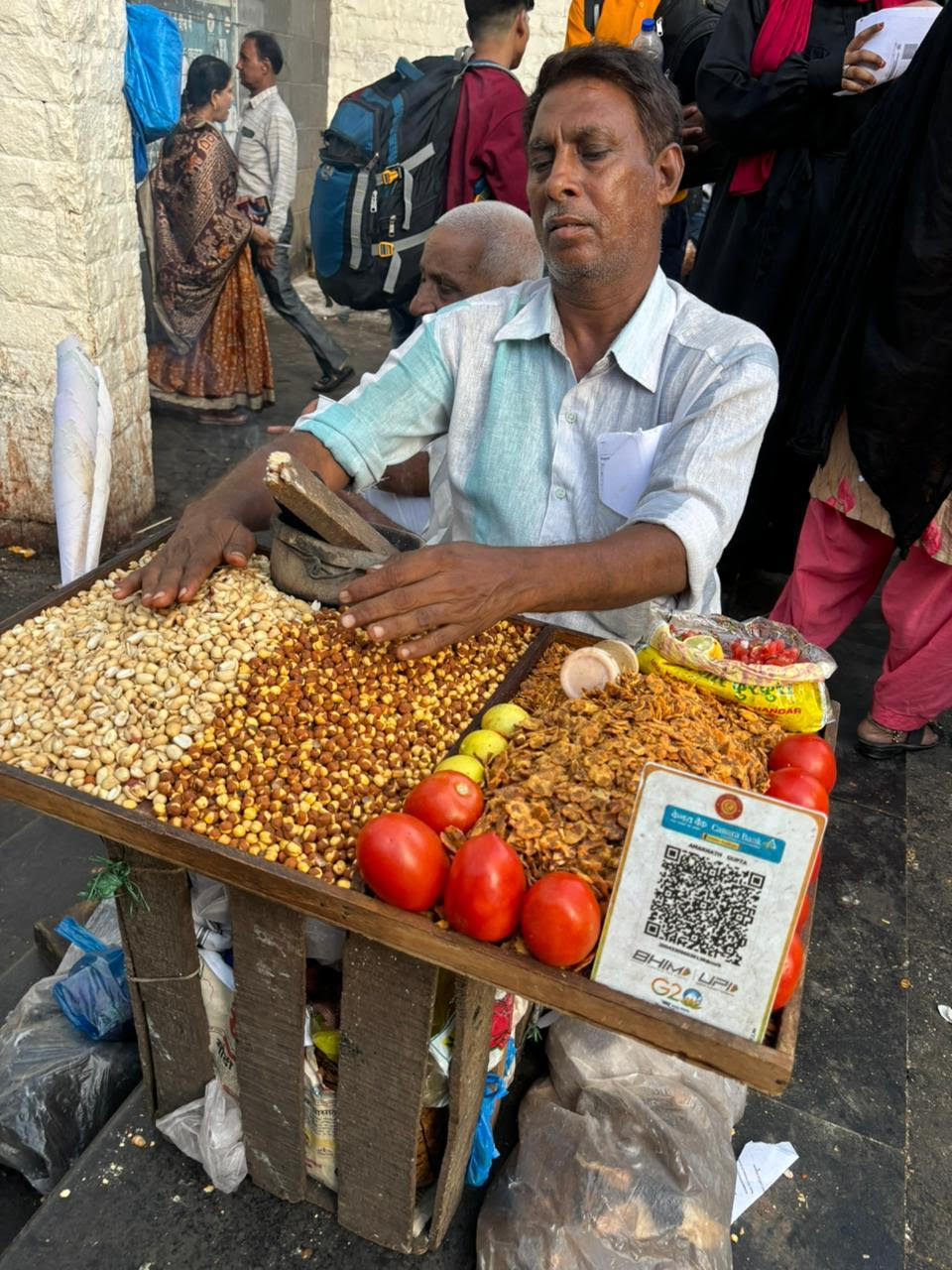 Ενας απο τους συνεργάτες που συνοδεύουν τον πρόεδρο Μητσοτάκη στην Ινδία μου έστειλε την συγκεκριμένη φωτογραφία με την επισήμανση ότι «έχουν QR code παντού».