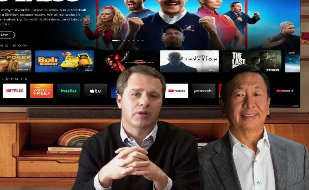 Doug McMillon, CEO της Walmart και William Wang CEO της Vizio © YouTube (screenshot)/Vizio.com/ Powergame.gr