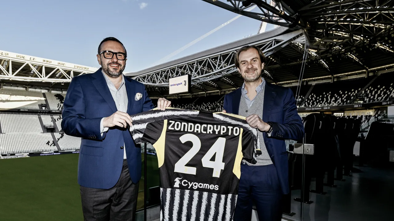 Ο Φραντσέσκο Κάλβο, Διευθύνων Σύμβουλος Εσόδων & Ανάπτυξης Ποδοσφαίρου της Γιουβέντους και ο Przemysław Kral, διευθύνων σύμβουλος της Zondacrypto © Juventus