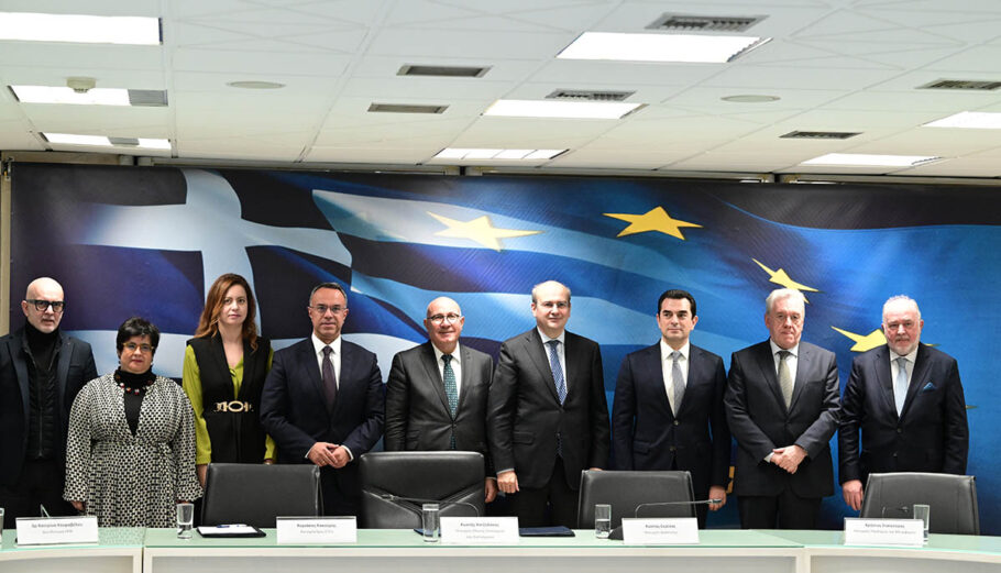 Συνέντευξη Τύπου για την ανακοίνωση των ετήσιων αποτελεσμάτων του Ομίλου ΕΤΕπ για την Ελλάδα και τελετή υπογραφής του δανείου για το Ελληνικό Ίδρυμα Έρευνας και Καινοτομίας, Παρασκευή 16 Φεβρουαρίου 2024. Στην συνέντευξη συμμετείχαν ο Αντιπρόεδρος της ΕΤΕπ, Κυριάκος Κακούρης, ο Υπουργός Εθνικής Οικονομίας και Οικονομικών, Κωστής Χατζηδάκης, ο Υπουργός Ανάπτυξης, Κώστας Σκρέκας, ο Υπουργός Υποδομών και Μεταφορών, Χρήστος Σταϊκούρας, ο Αναπληρωτής Υπουργός Εθνικής Οικονομίας και Οικονομικών, Νίκος Παπαθανάσης, η Καθηγήτρια Ξένια Χρυσοχόου, Πρόεδρος του Επιστημονικού Συμβουλίου του HFRI, και η Δρ Κατερίνα Κουραβέλου, Διευθύντρια του HFRI. (ΤΑΤΙΑΝΑ ΜΠΟΛΑΡΗ/EUROKINISSI)