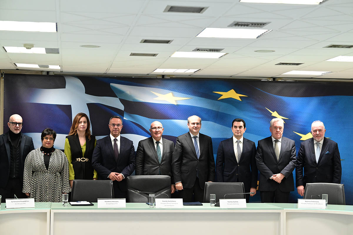 Συνέντευξη Τύπου για την ανακοίνωση των ετήσιων αποτελεσμάτων του Ομίλου ΕΤΕπ για την Ελλάδα και τελετή υπογραφής του δανείου για το Ελληνικό Ίδρυμα Έρευνας και Καινοτομίας, Παρασκευή 16 Φεβρουαρίου 2024. Στην συνέντευξη συμμετείχαν ο Αντιπρόεδρος της ΕΤΕπ, Κυριάκος Κακούρης, ο Υπουργός Εθνικής Οικονομίας και Οικονομικών, Κωστής Χατζηδάκης, ο Υπουργός Ανάπτυξης, Κώστας Σκρέκας, ο Υπουργός Υποδομών και Μεταφορών, Χρήστος Σταϊκούρας, ο Αναπληρωτής Υπουργός Εθνικής Οικονομίας και Οικονομικών, Νίκος Παπαθανάσης, η Καθηγήτρια Ξένια Χρυσοχόου, Πρόεδρος του Επιστημονικού Συμβουλίου του HFRI, και η Δρ Κατερίνα Κουραβέλου, Διευθύντρια του HFRI. (ΤΑΤΙΑΝΑ ΜΠΟΛΑΡΗ/EUROKINISSI)