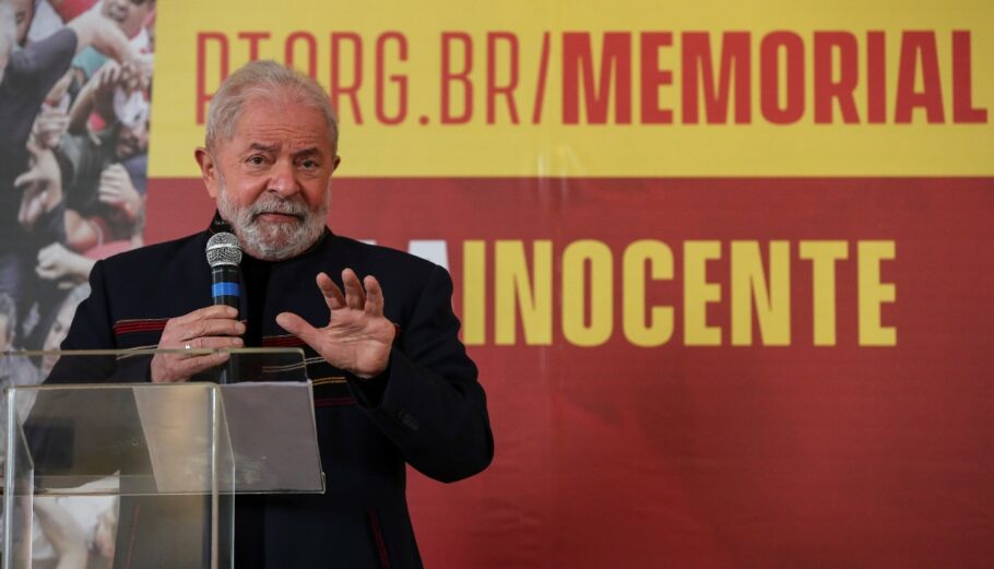 O Λούλα ντα Σίλβα της Βραζιλίας στην παρουσίαση του βιβλίου του για την αθωότητά του στην υπόθεση Lava Jato EPA/Sebastiao