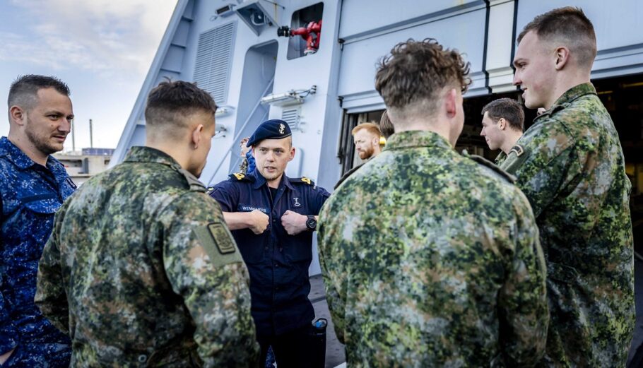 Ολλανδοί στρατιώτες σε πλοίο © EPA/REMKO DE WAAL