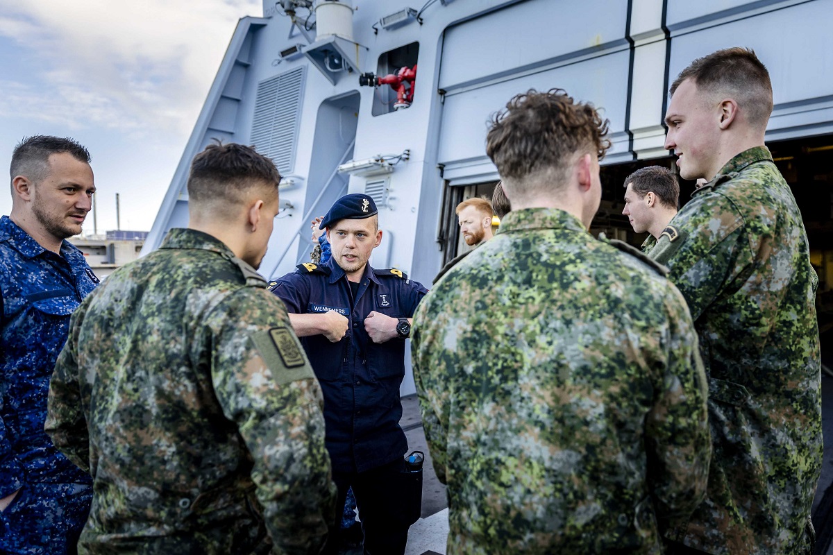 Ολλανδοί στρατιώτες σε πλοίο © EPA/REMKO DE WAAL