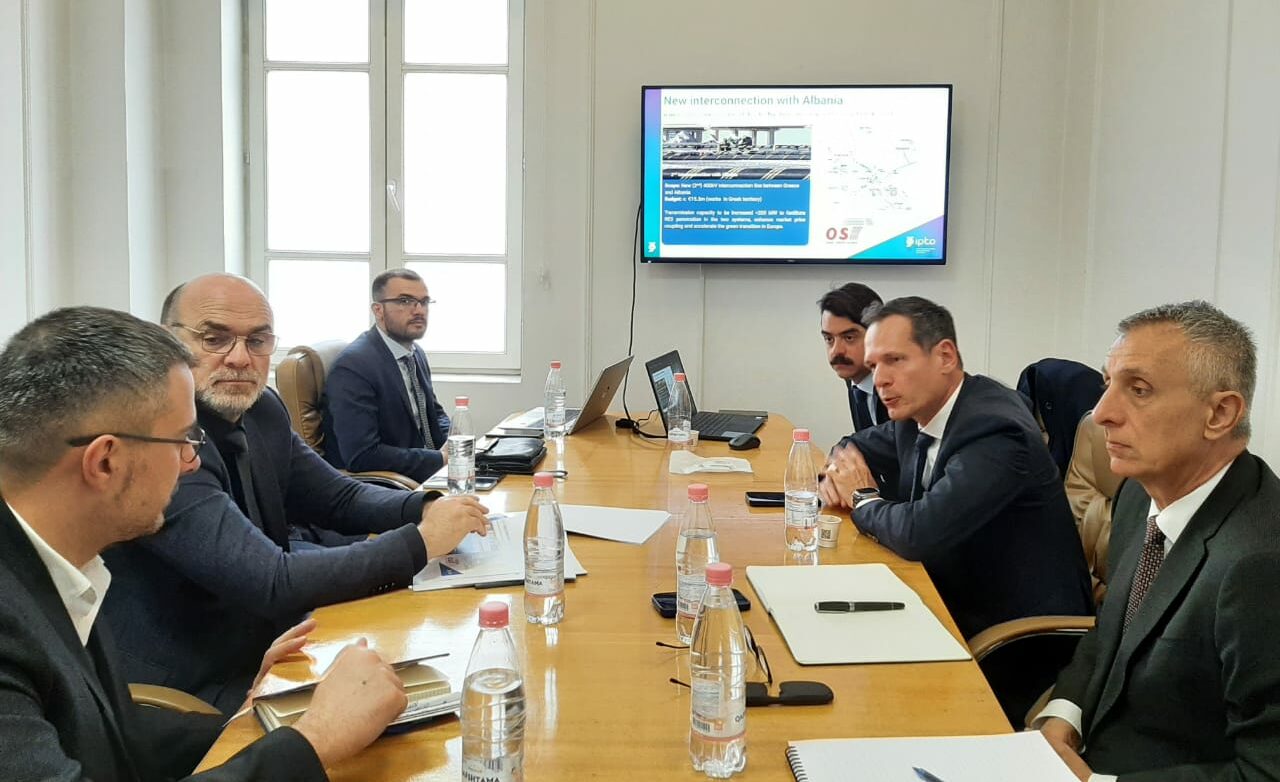 Στιγμιότυπο από τη συνάντηση εργασίας των διοικήσεων του ΑΔΜΗΕ και του Διαχειριστή Συστήματος Μεταφοράς της Αλβανίας © ΑΔΜΗΕ