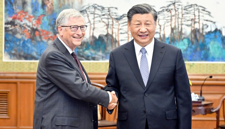 Ο Μπιλ Γκέιτς, στη συνάντησή του με τον Κινέζο πρόεδρο Σι Τζινπίνγκ, τον Ιούνιο του 2023 EPA_XINHUA _ Yin Bogu CHINA OUT _ UK AND IRELAND OUT _ MANDATORY CREDIT EDITORIAL USE ONLY