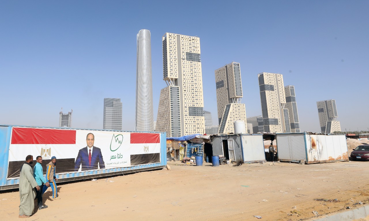 Πανό με τον πρόεδρο της Αιγύπτου Αλ Σίσι μπροστά από τη Νέα Διοικητική Πρωτεύουσα ©EPA_KHALED ELFIQI
