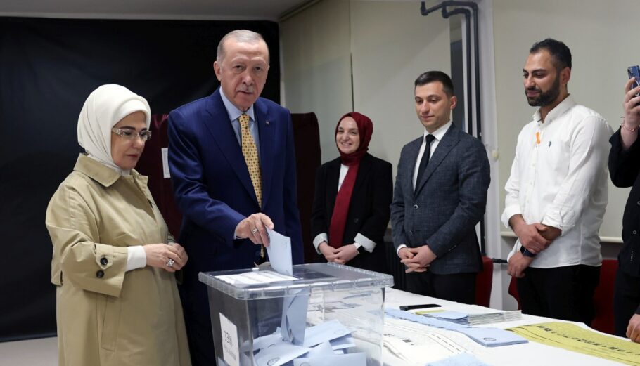 O Ρετζέπ Ταγίπ Ερντογάν και η σύζυγός του Εμινέ Ερντογάν ψηφίζουν σε εκλογικό τμήμα κατά τη διάρκεια των δημοτικών εκλογών στην Κωνσταντινούπολη © EPA/TÜRKISH PRESIDENT PRESS OFFICE